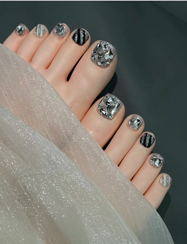 nail chân đen đính đá 10
