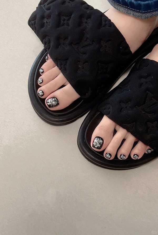 nail chân đen đính đá 12