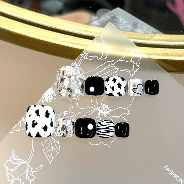 nail chân đen đính đá 14