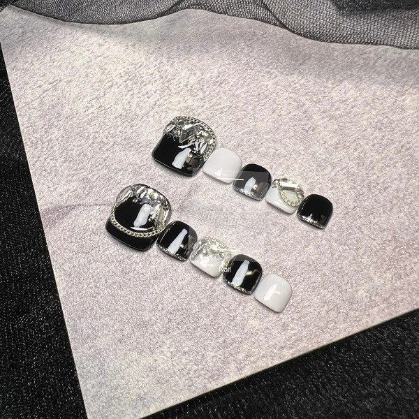 nail chân đen đính đá 15