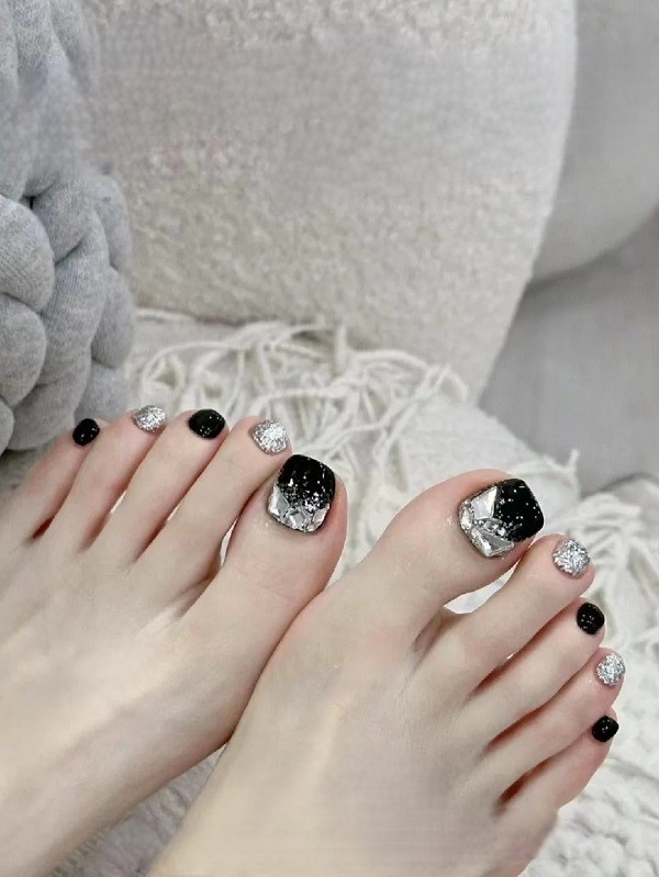 nail chân đen đính đá 17