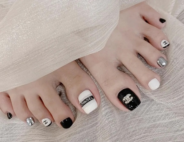 nail chân đen đính đá 19