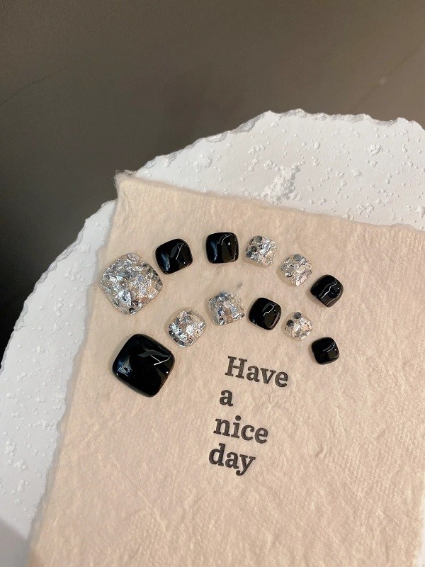 nail chân đen đính đá 21