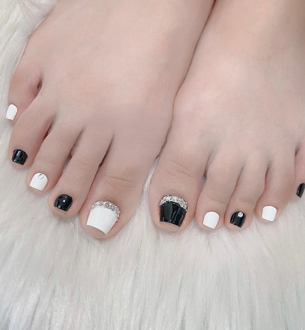 nail chân đen đính đá 24