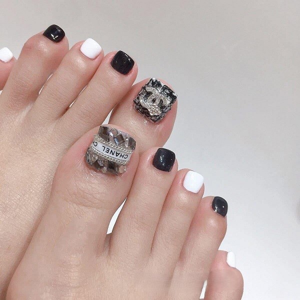 nail chân đen đính đá 25
