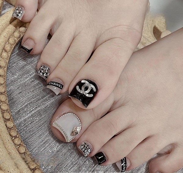 nail chân đen đính đá 28