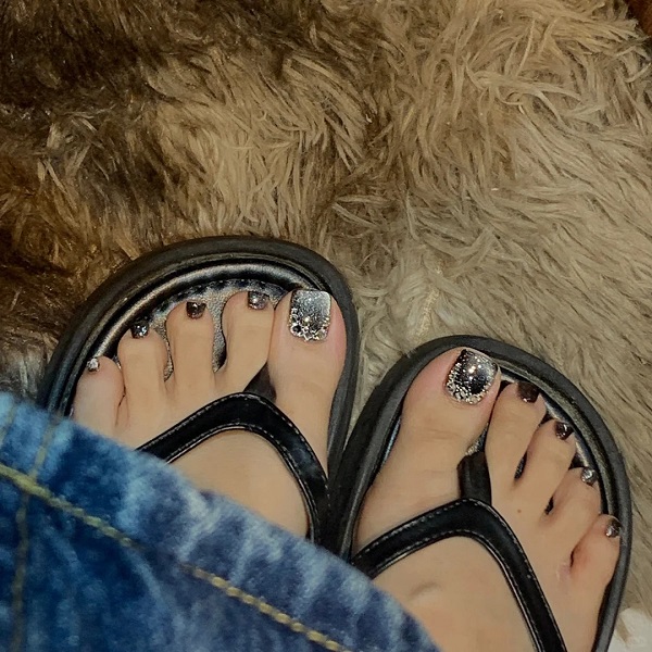 nail chân đen đính đá 7