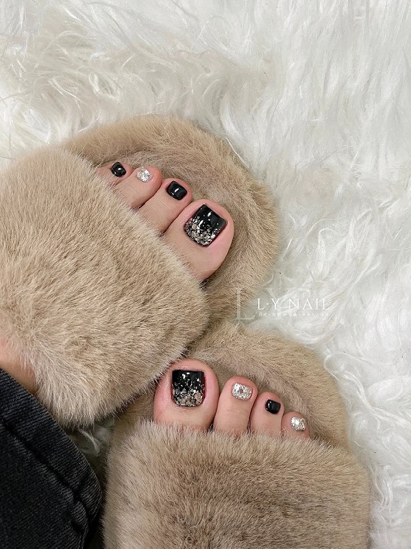 nail chân đen đính đá 9