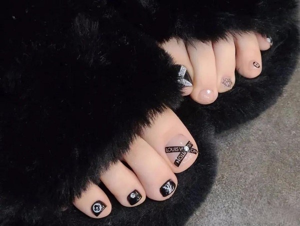 nail chân màu đen 24
