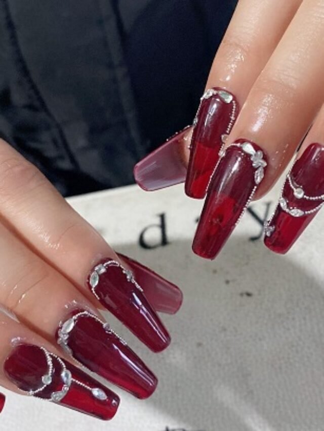 nail màu đỏ đính đá​ 11