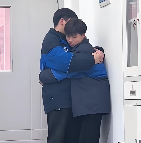 meme bạn bè ôm nhau
