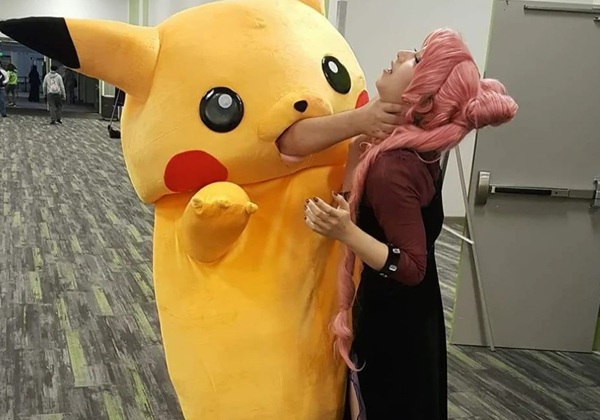 meme pikachu bóp cổ