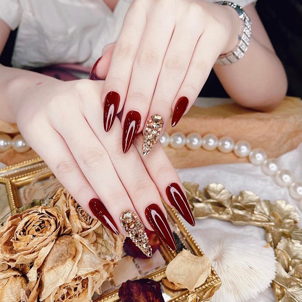 nail màu đỏ đính đá​ 10