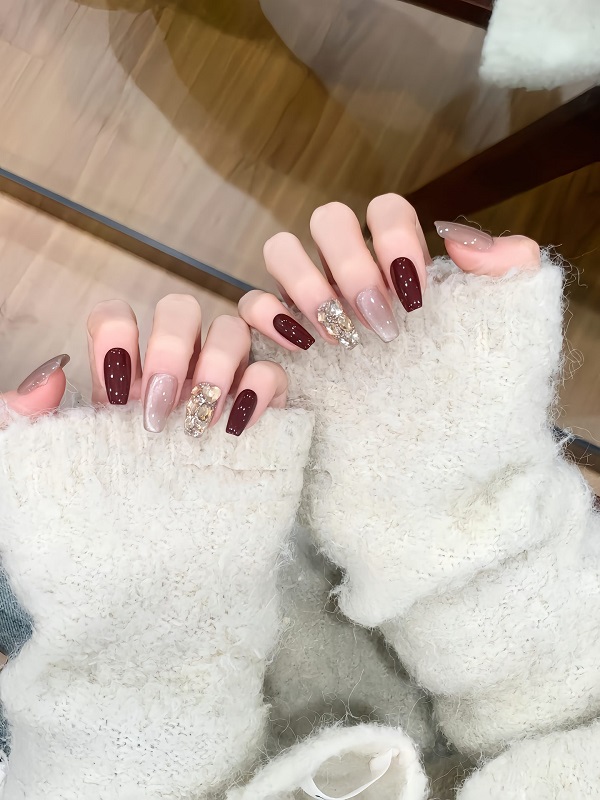nail màu đỏ đính đá​ 13