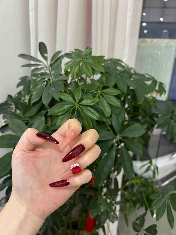 nail màu đỏ đính đá​ 15