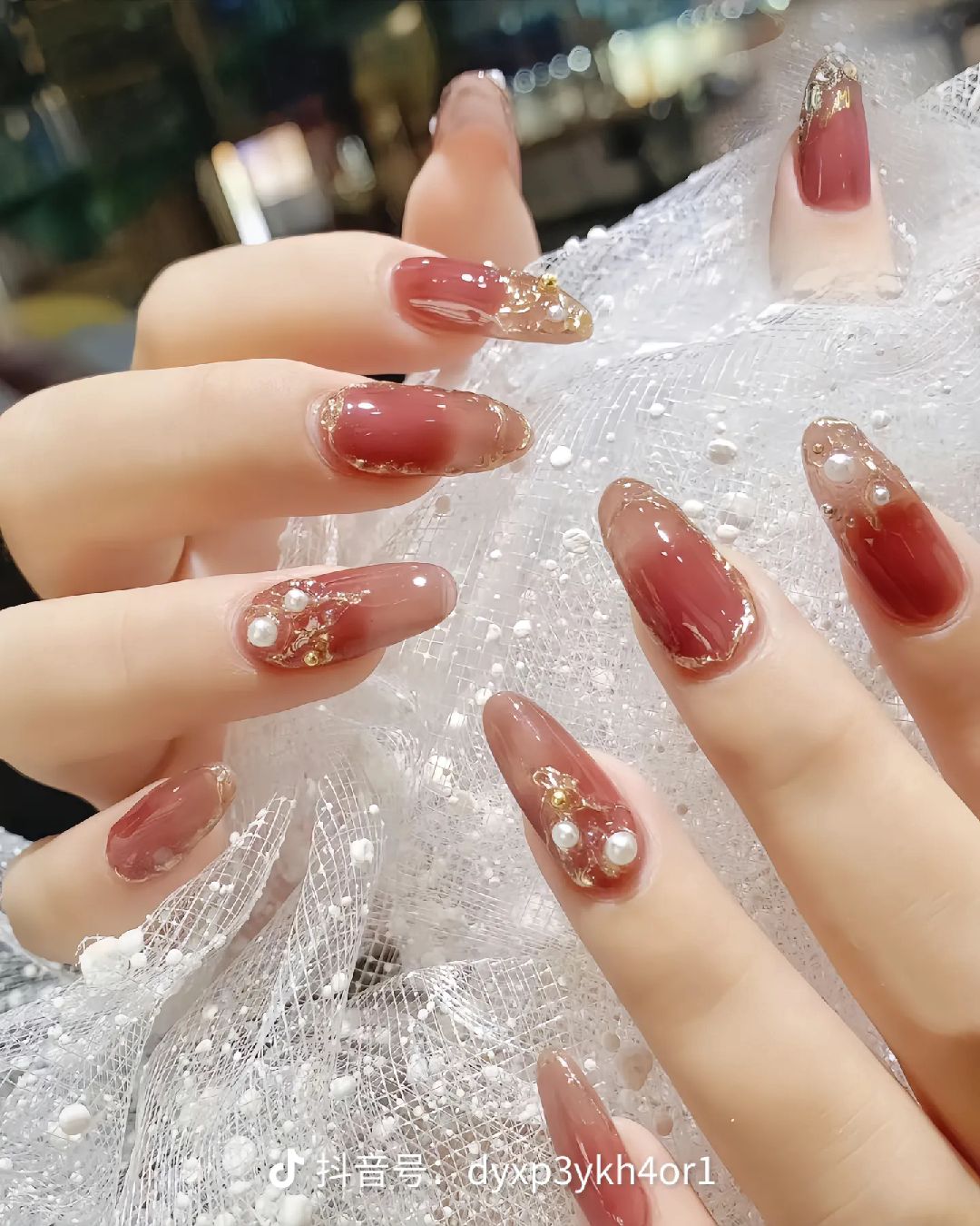 nail màu đỏ đính đá​ 17