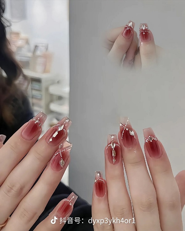 nail màu đỏ đính đá​ 20