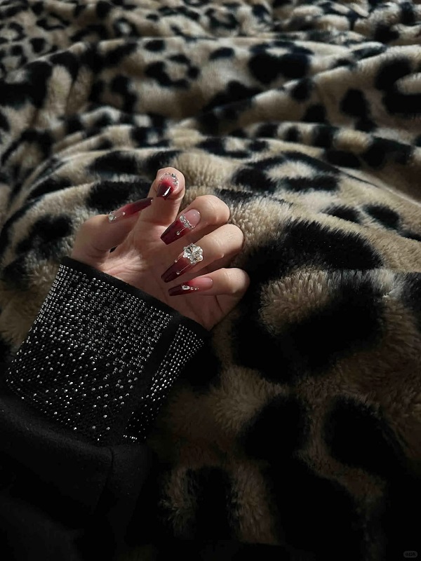 nail màu đỏ đính đá​ 5