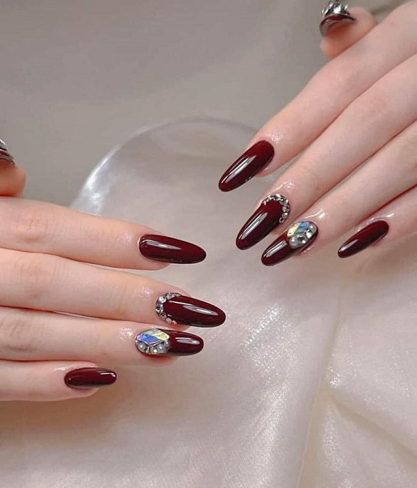 nail màu đỏ đính đá​ 9