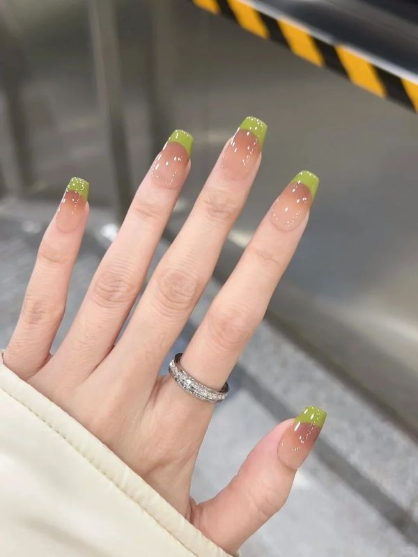 nail màu xanh lá 11
