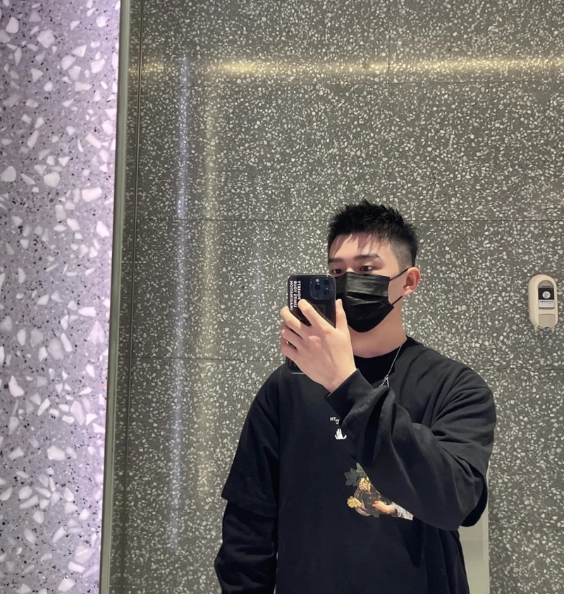 ảnh con trai đeo khẩu trang đen 36