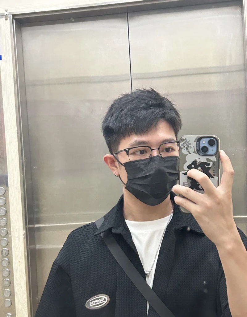 ảnh con trai đeo khẩu trang đen 4