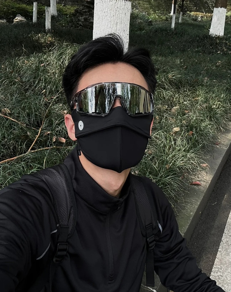 ảnh con trai đeo khẩu trang đen 5