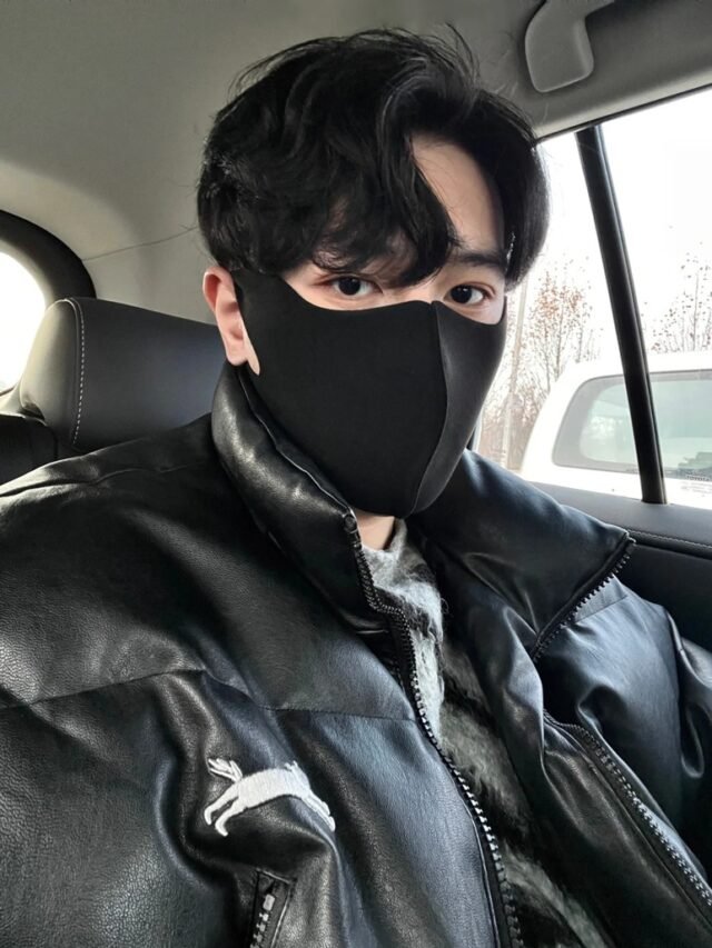 ảnh con trai đeo khẩu trang đen 20