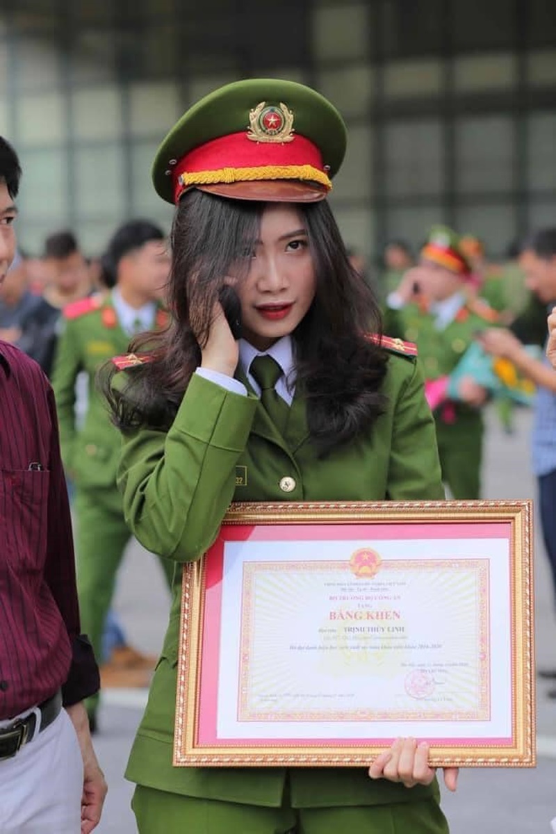 hình ảnh nữ công an nhân dân việt nam