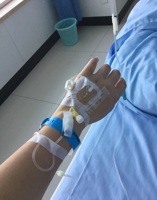 ảnh truyền nước ở tay nam 10