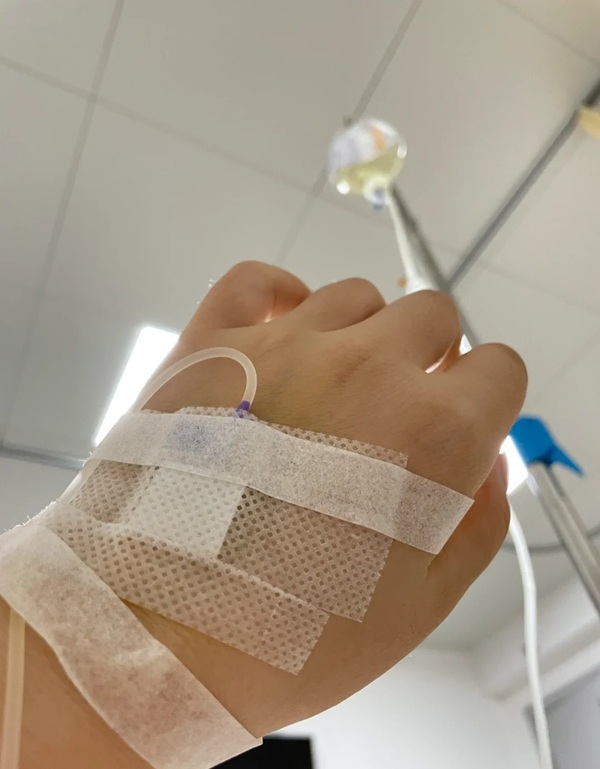 ảnh truyền nước ở tay nam 11