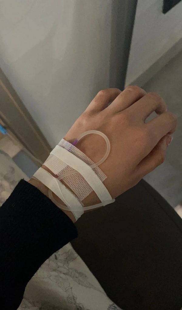 ảnh truyền nước ở tay nam 16