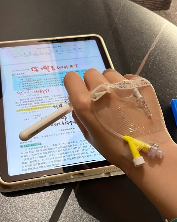 ảnh truyền nước ở tay nam 30