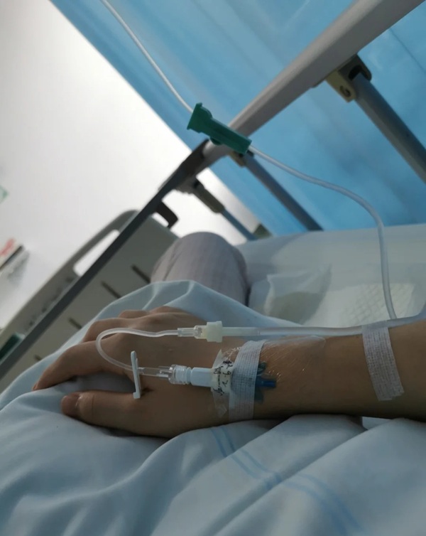 ảnh truyền nước ở tay nam 9