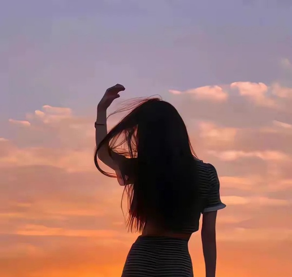 avatar cô gái quay lưng 10