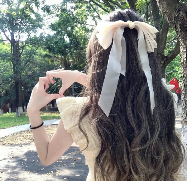 avatar cô gái quay lưng 16