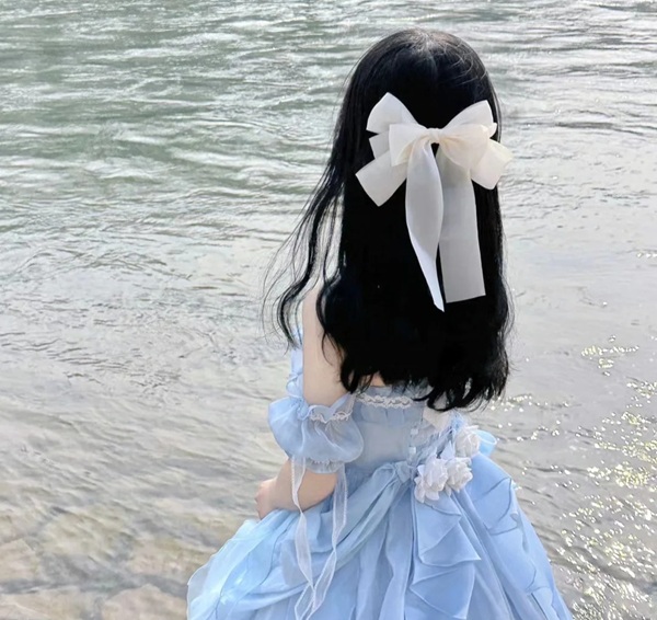 avatar cô gái quay lưng 17