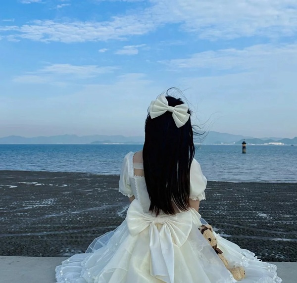 avatar cô gái quay lưng 18