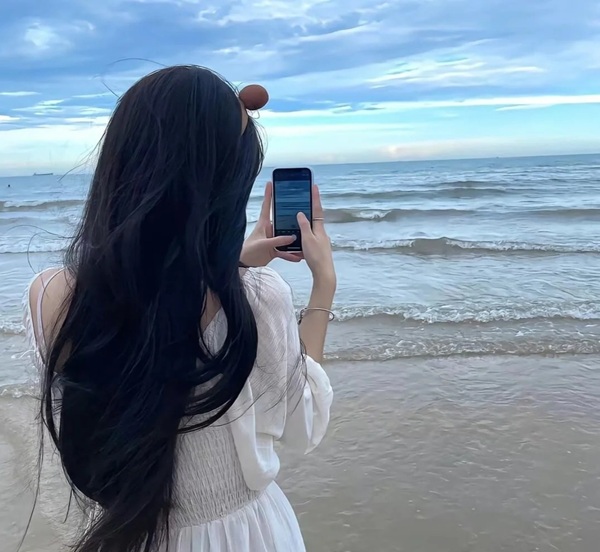 avatar cô gái quay lưng 2