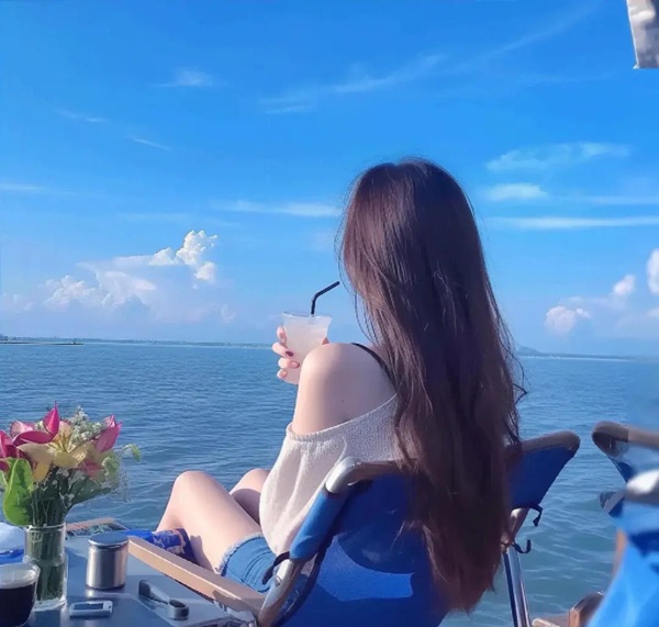 avatar cô gái quay lưng 39