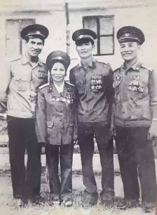 ai là người chiến sĩ cắm lá cờ đầu tiên trên nóc dinh độc lập 2