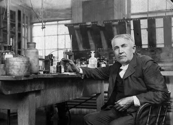 ai là người phát minh ra bóng đèn điện (23)