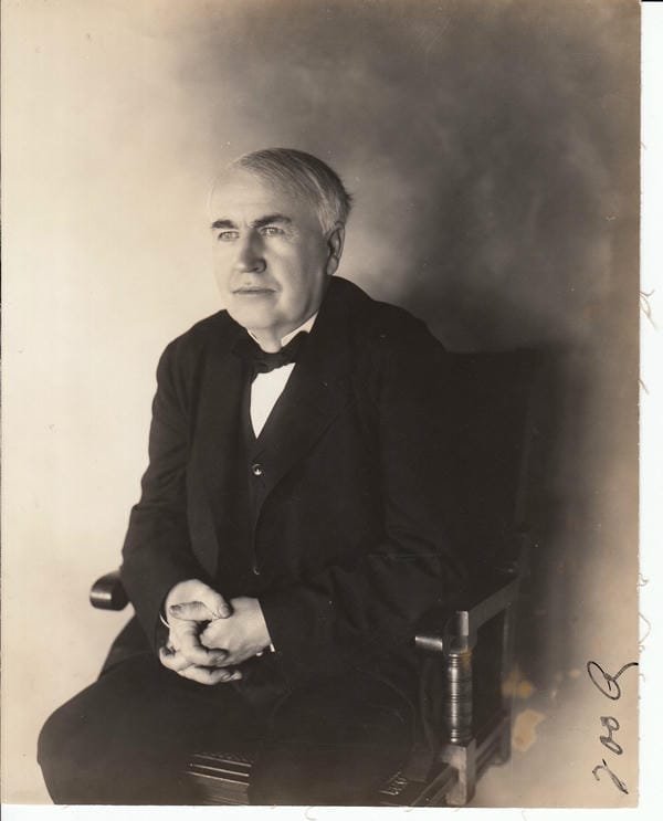 ai là người phát minh ra bóng đèn điện (4)