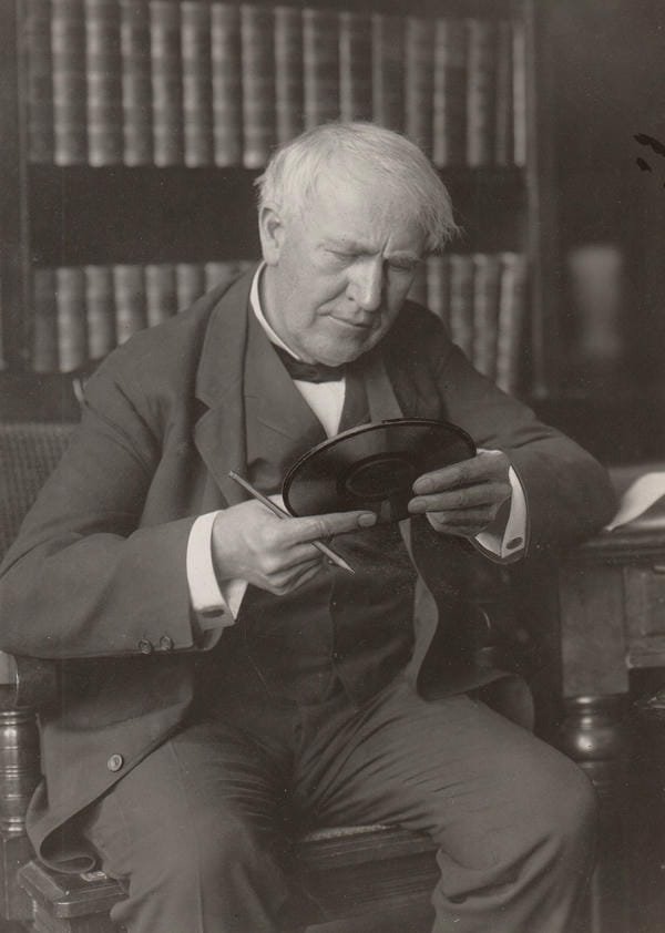 ai là người phát minh ra bóng đèn điện (5)