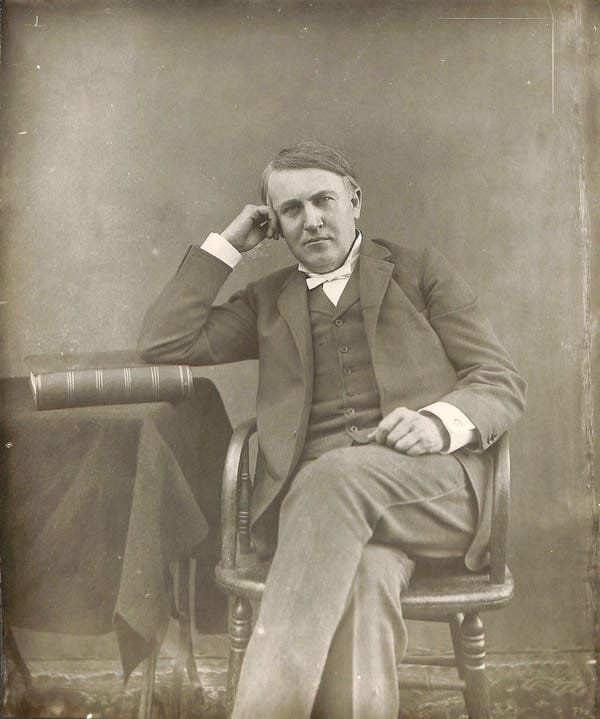 ai là người phát minh ra bóng đèn điện (7)