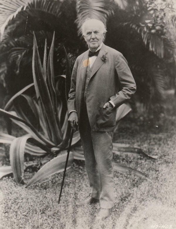 ai là người phát minh ra bóng đèn điện (8)