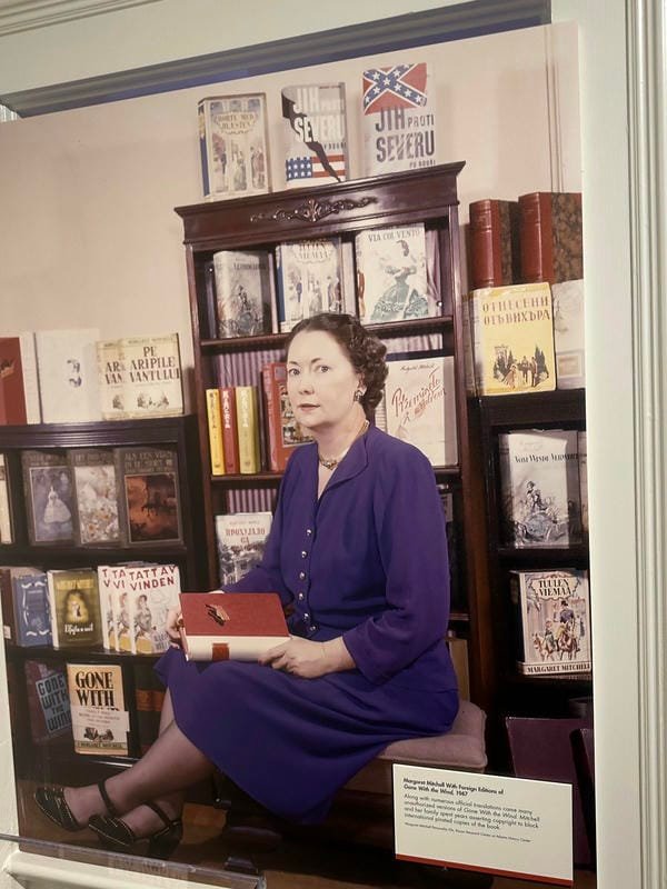 Ai là tác giả của tiểu thuyết “Cuốn theo chiều gió”?