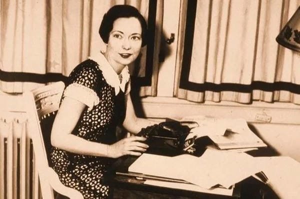 ai là tác giả của tiểu thuyết “cuốn theo chiều gió”?