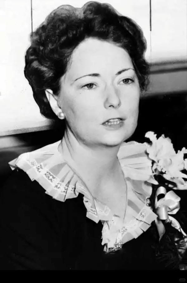 Ai là tác giả của tiểu thuyết “Cuốn theo chiều gió”?