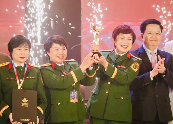 đạo diễn phim mưa đỏ là ai 11